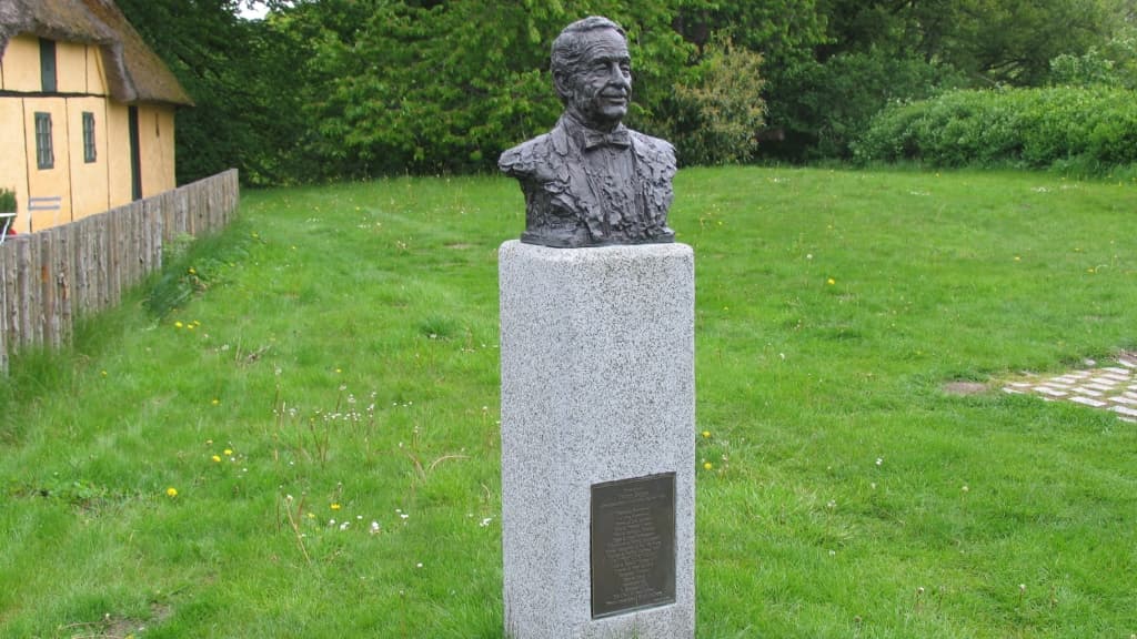 Buste of Victor Borge