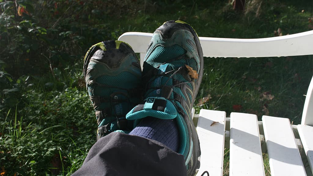 Hvilende vandresko på den Hvide Bænk ved Jels Midtsø