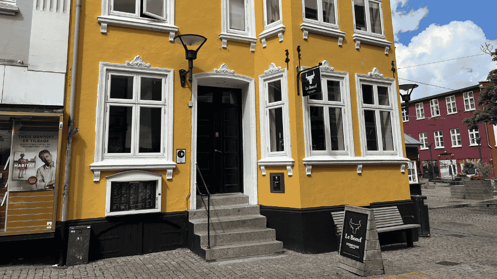 Yellow house wall of Le Beouf - Steakhouse in Aabenraa