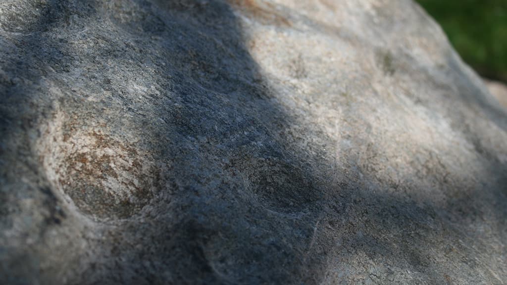 Skålstenen ved Øster Lindet Kirke