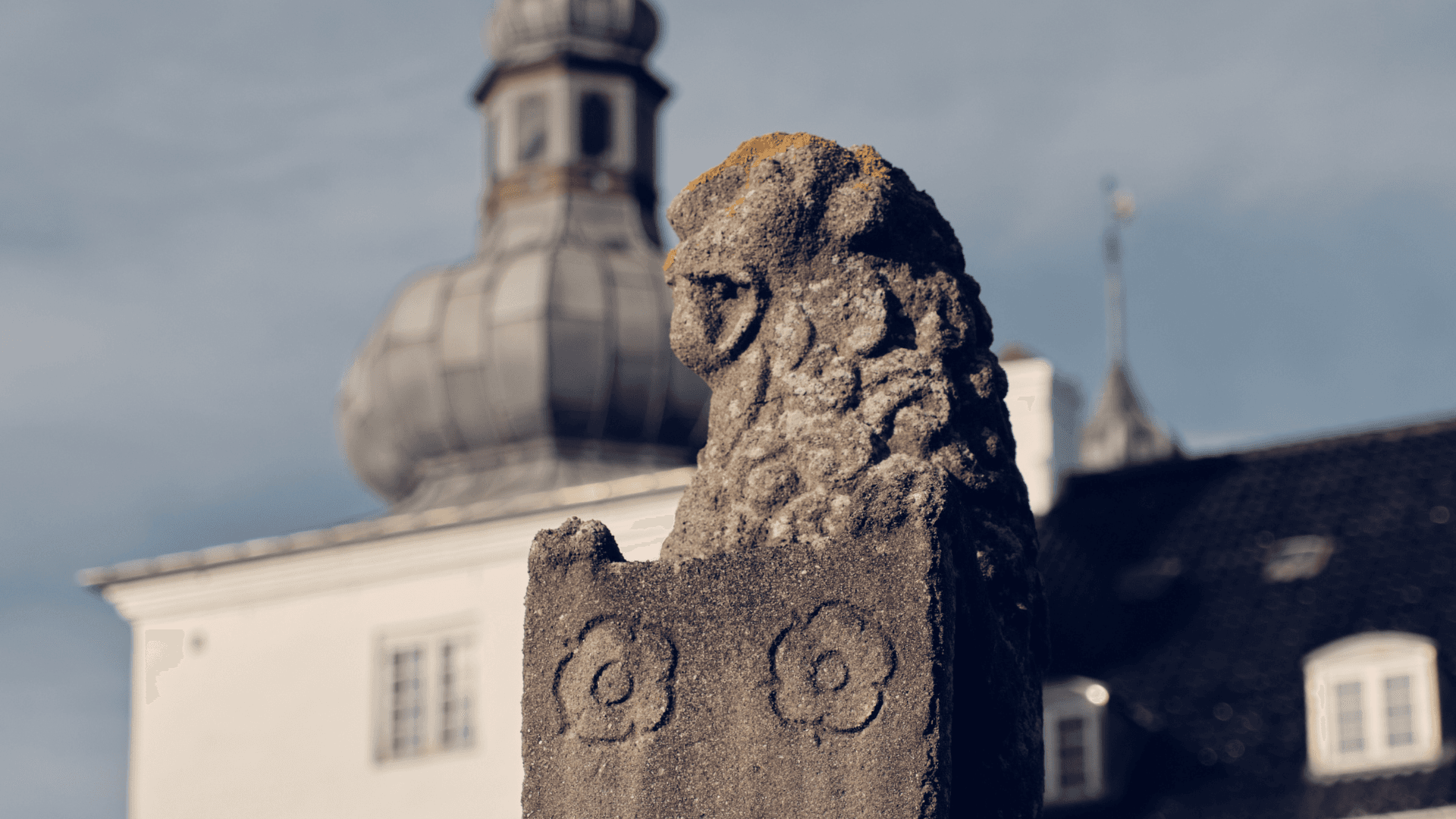 Statue of a lion in front of Engelsholm