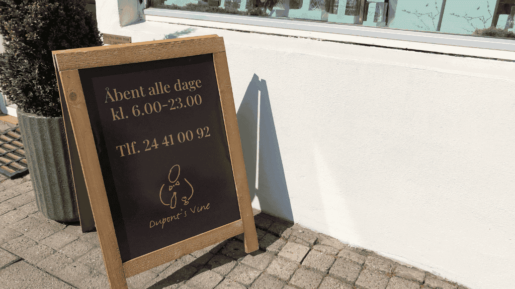 Sign with opening hours in front of Duponts Vine